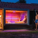 Dom wakacyjny De Noteboom 6-persoons, Verwarmd Prive Zwembad, Hottub, Overdekte Lounge Met Haard, Panorama Sauna, Sunshower, Luxe, Wifi