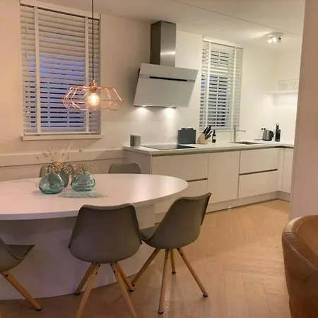 Dom wakacyjny De Noteboom 6-persoons, Verwarmd Prive Zwembad, Hottub, Overdekte Lounge Met Haard, Panorama Sauna, Sunshower, Luxe, Wifi