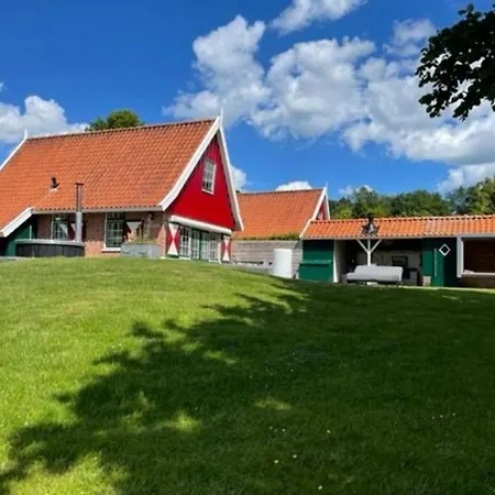 Holiday home De Noteboom 6-persoons, Verwarmd Prive Zwembad, Hottub, Overdekte Lounge Met Haard, Panorama Sauna, Sunshower, Luxe, Wifi *