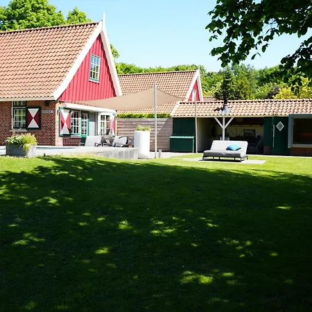 Holiday home De Noteboom 6-persoons, Verwarmd Prive Zwembad, Hottub, Overdekte Lounge Met Haard, Panorama Sauna, Sunshower, Luxe, Wifi Lievelde