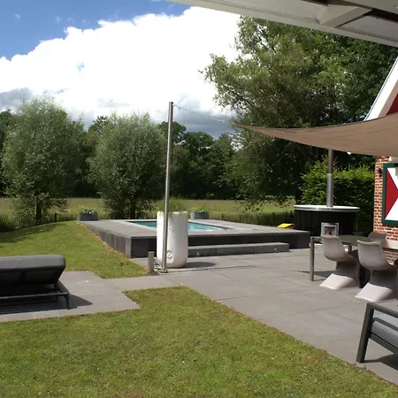 De Noteboom 6-persoons, Verwarmd Prive Zwembad, Hottub, Overdekte Lounge Met Haard, Panorama Sauna, Sunshower, Luxe, Wifi Vakantiehuis Lievelde